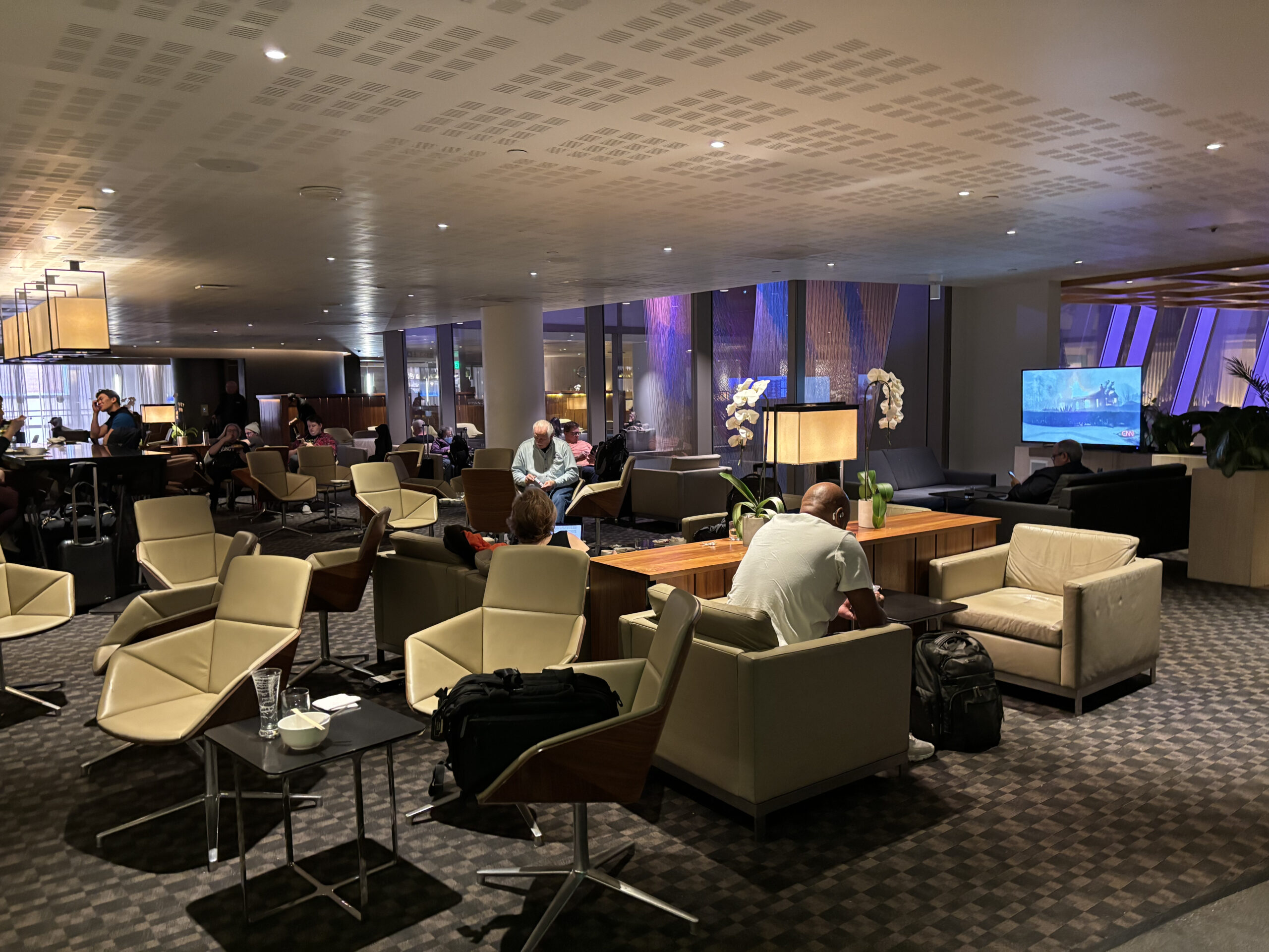 Starlux Business Class Review | Quantas / Oneworld Business Class Lounge